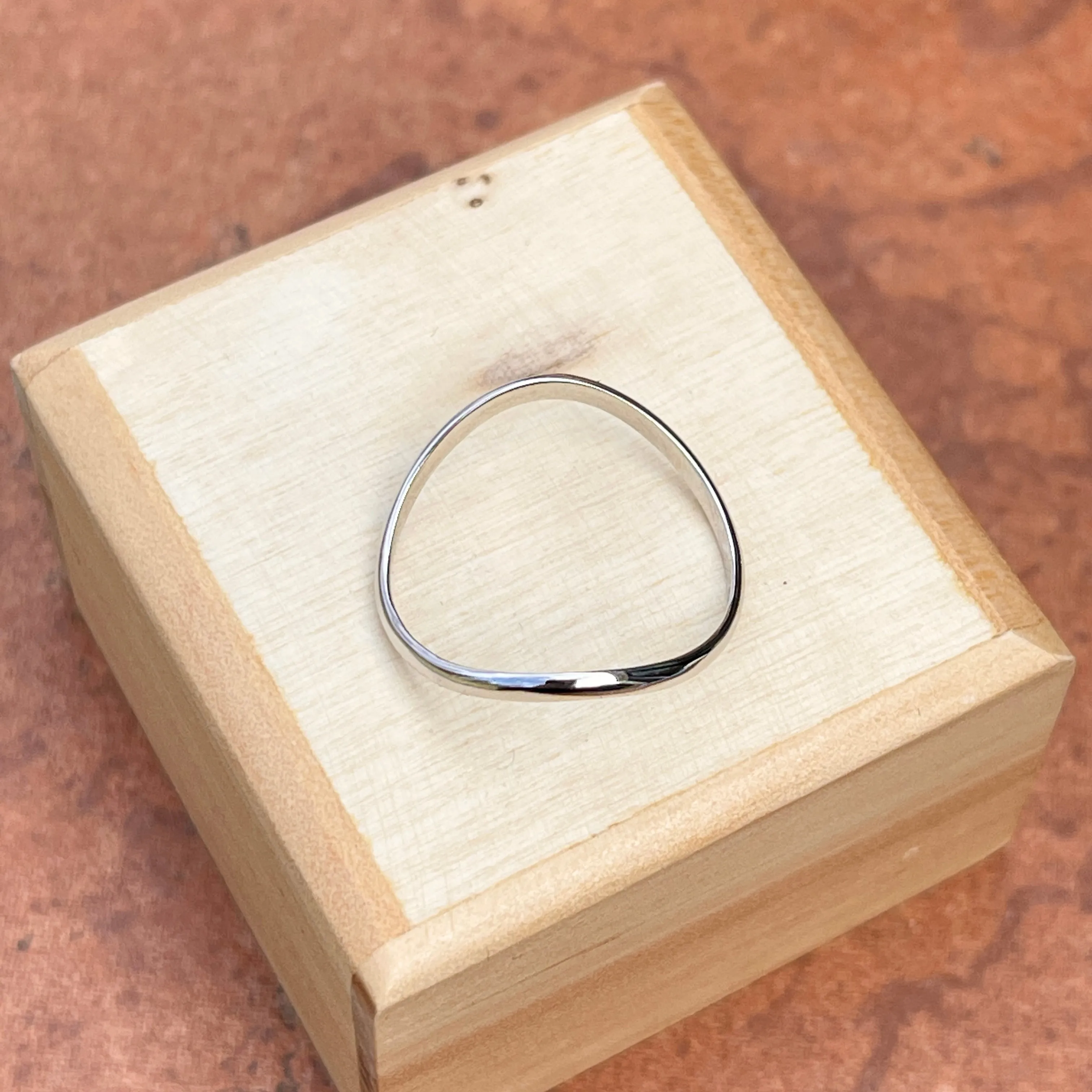 14KT White Gold Wave Band Thumb Ring