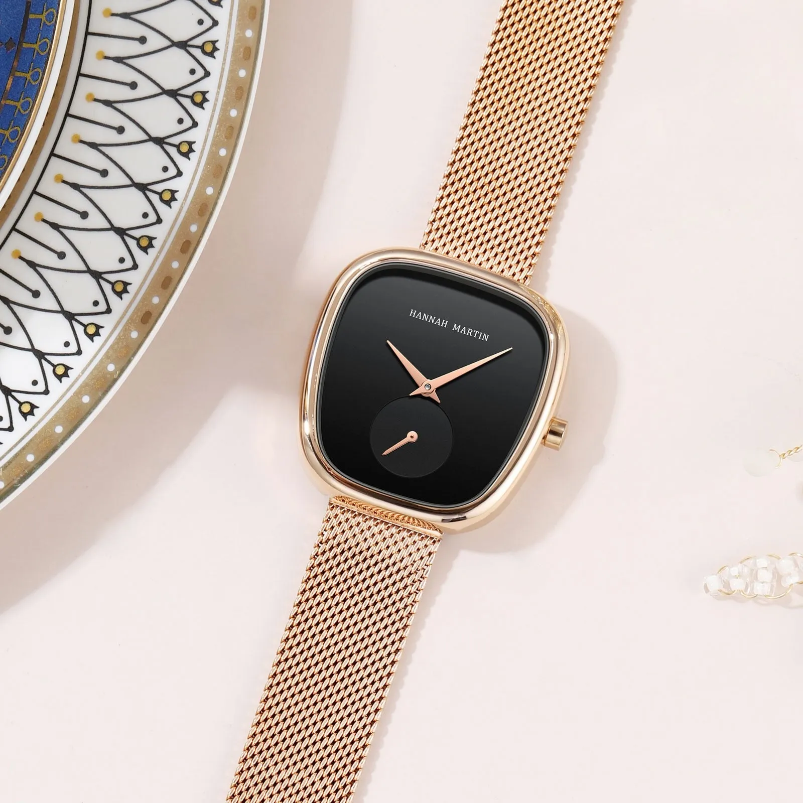 2023 New Arrival Tonneau Design Bracelet Watch