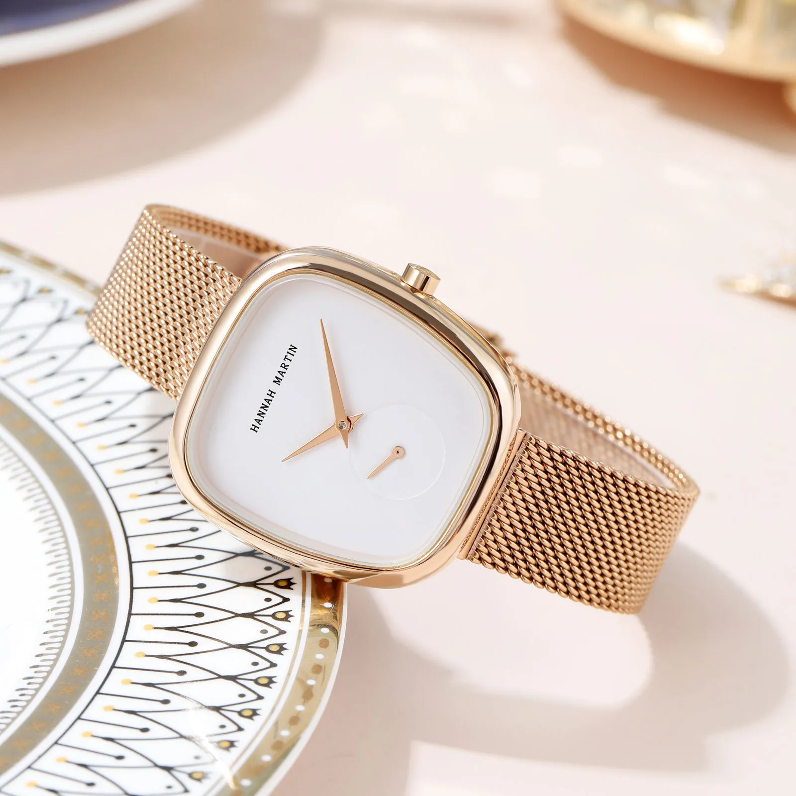 2023 New Arrival Tonneau Design Bracelet Watch