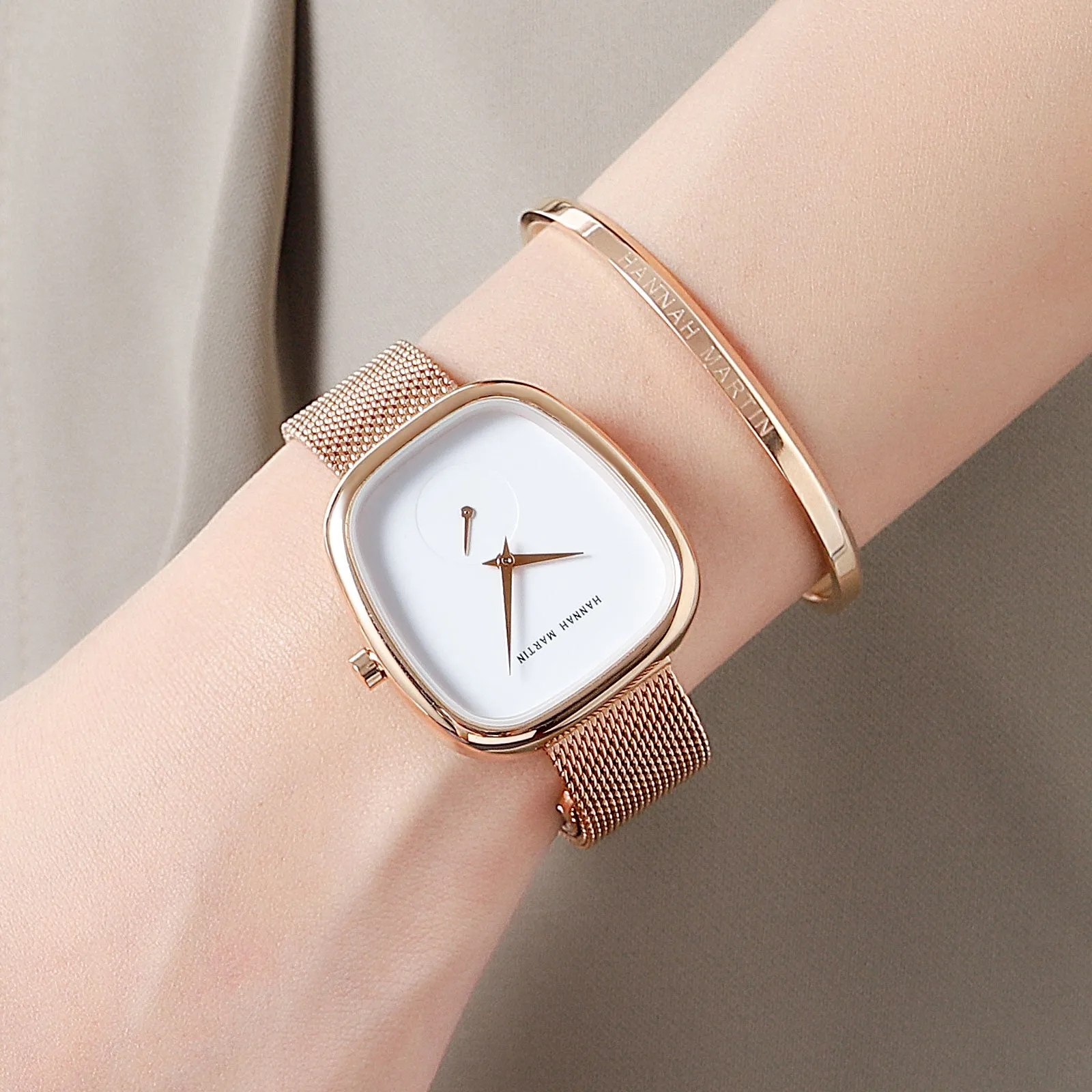 2023 New Arrival Tonneau Design Bracelet Watch