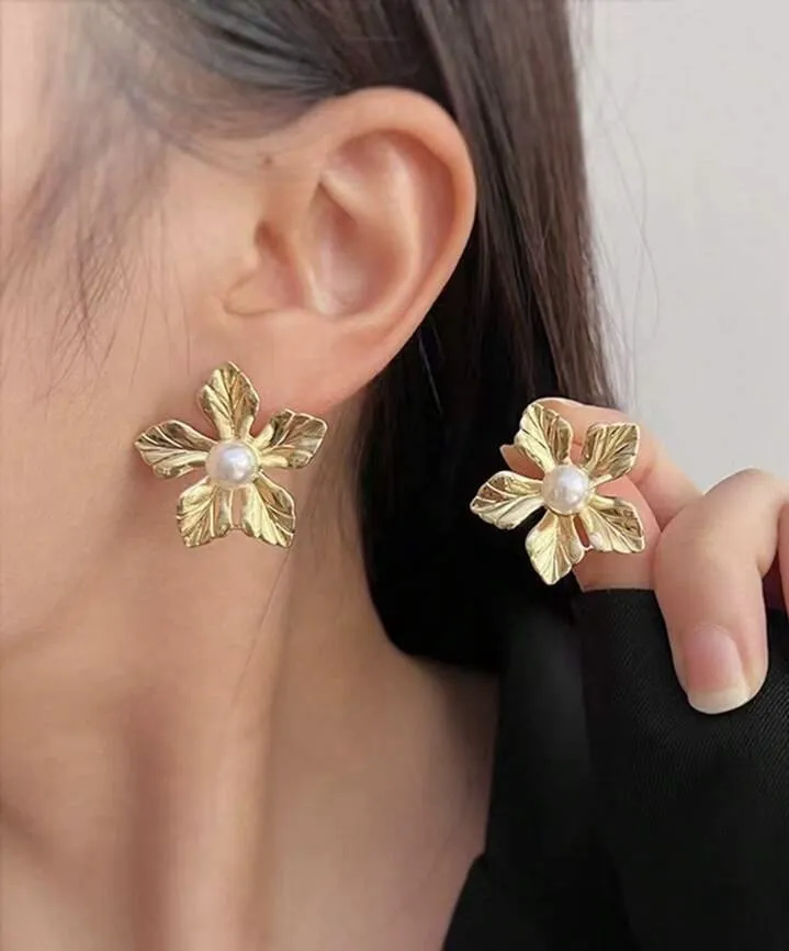 Geometric metal flower with shiny pearl stud earrings