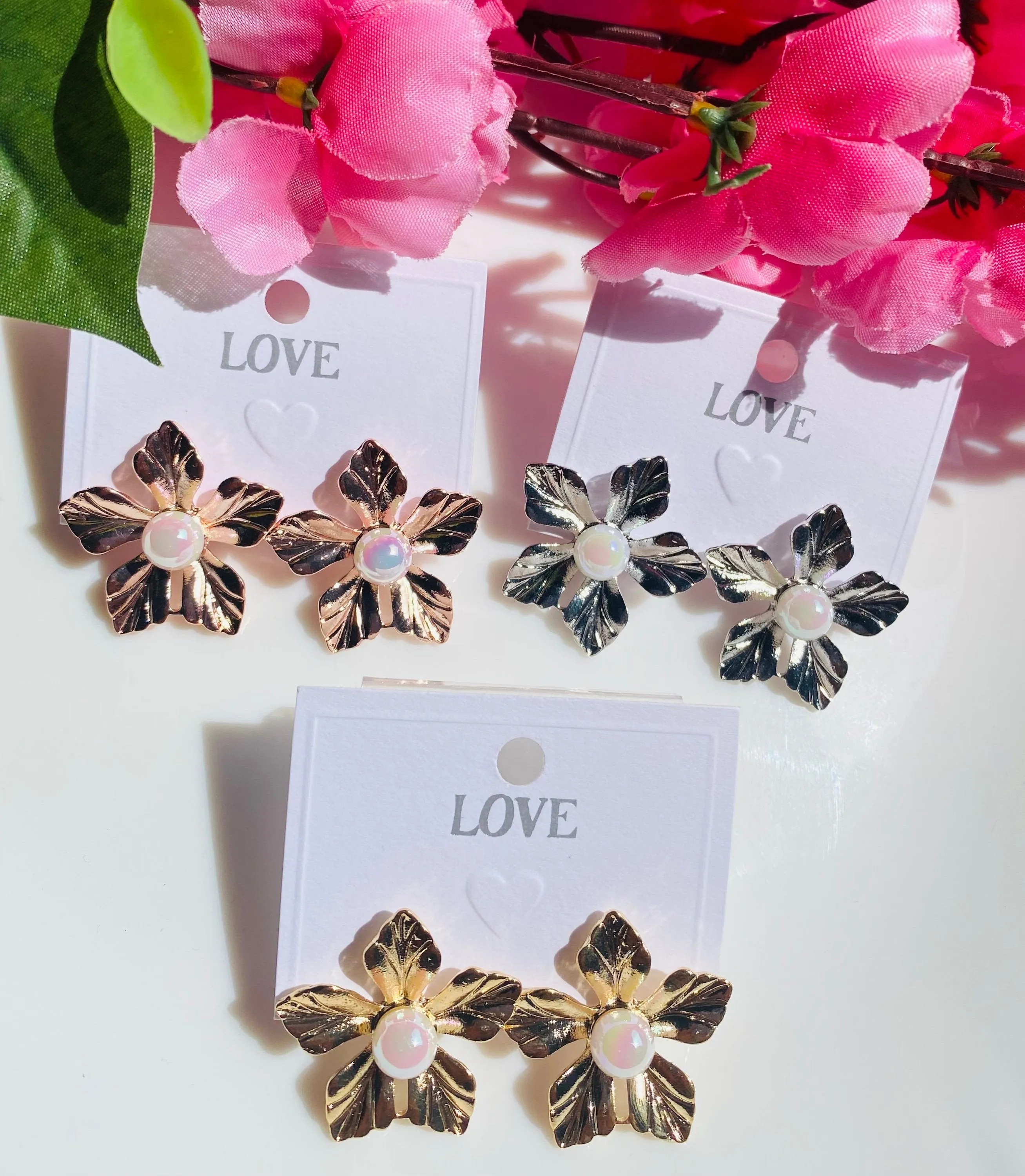 Geometric metal flower with shiny pearl stud earrings