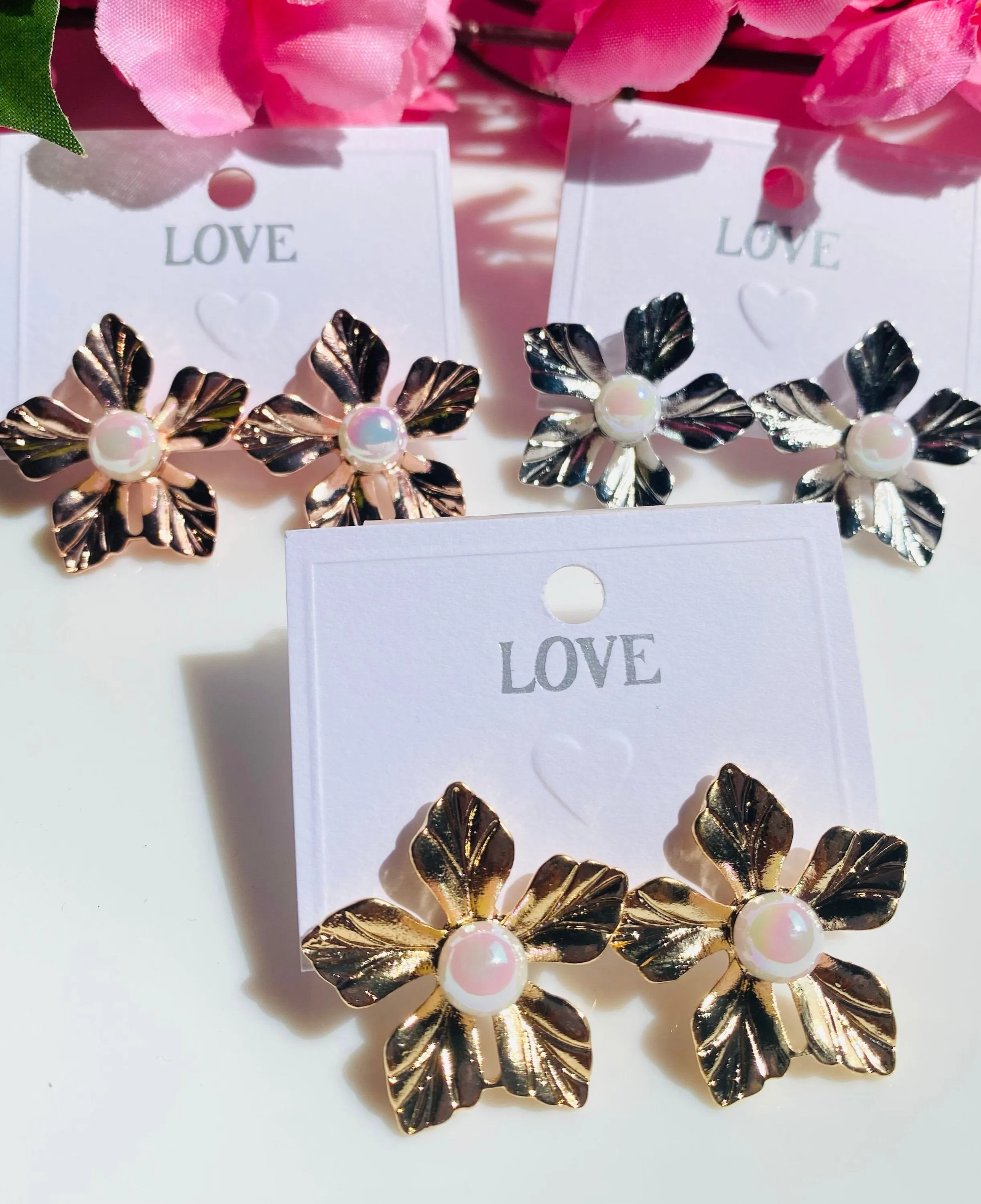 Geometric metal flower with shiny pearl stud earrings
