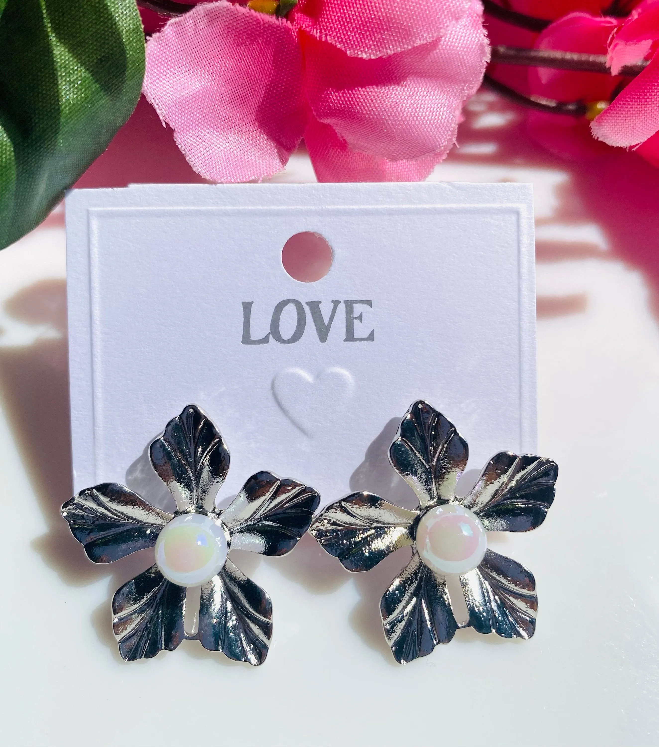 Geometric metal flower with shiny pearl stud earrings