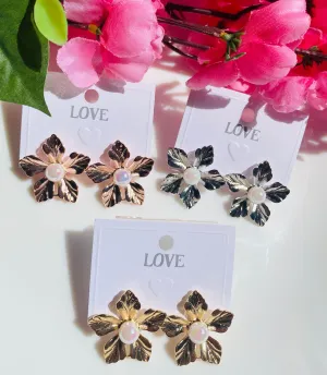 Geometric metal flower with shiny pearl stud earrings