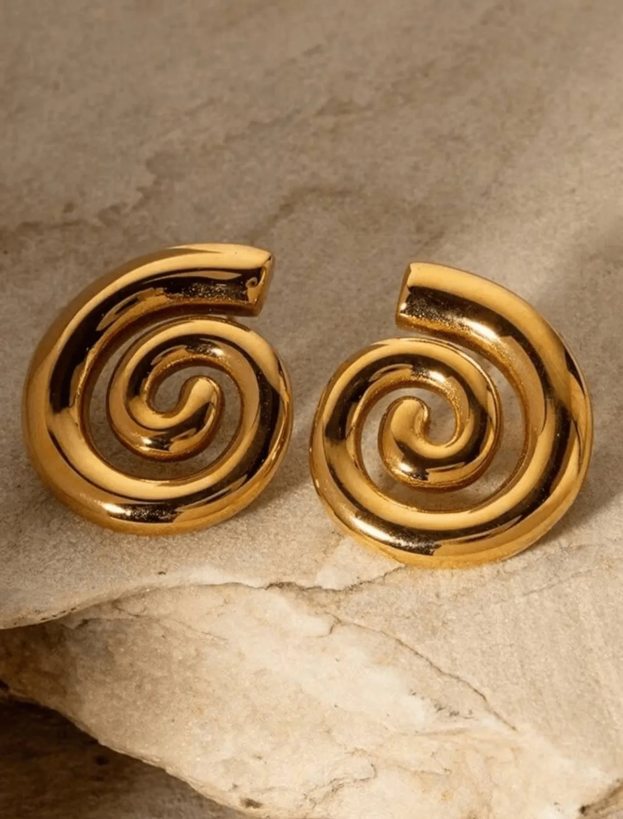 Geometric swirl stud earrings