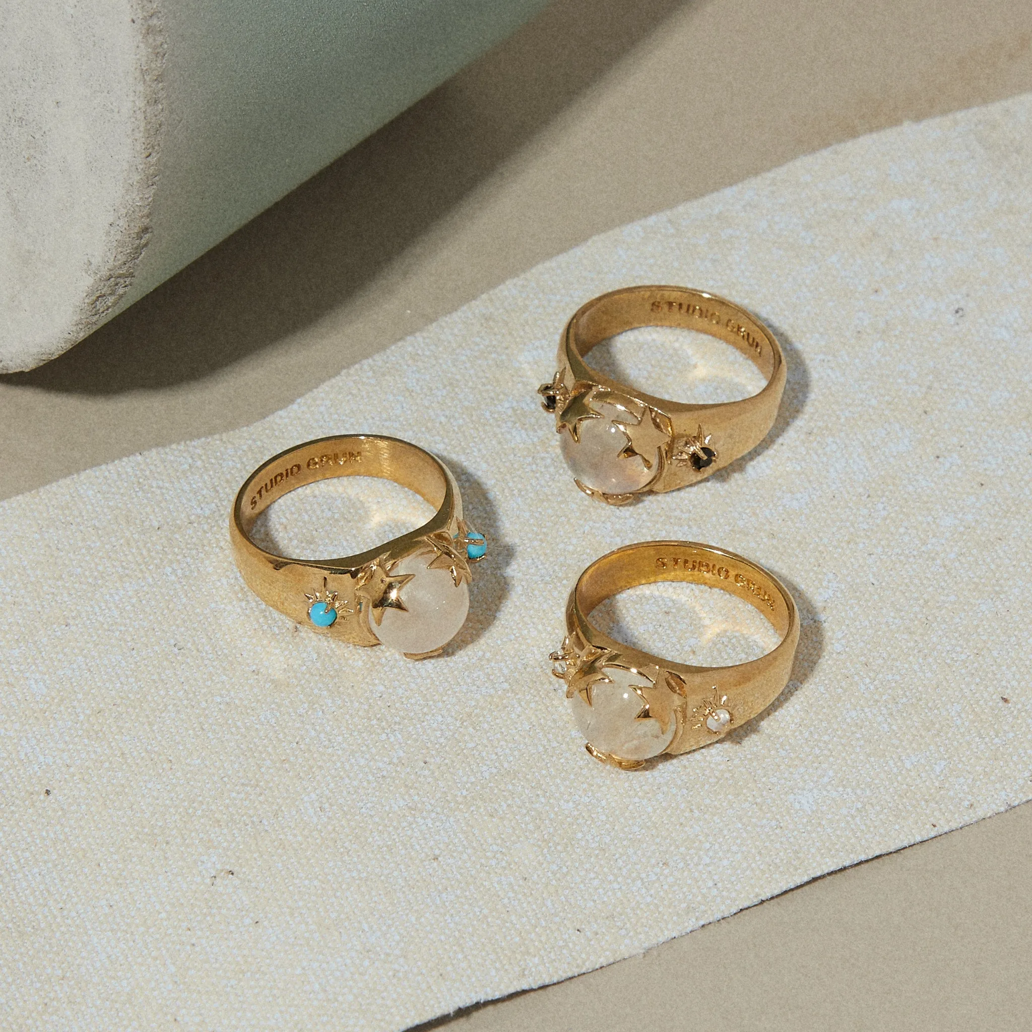 Luna Signet in Moonstone/Moonstone