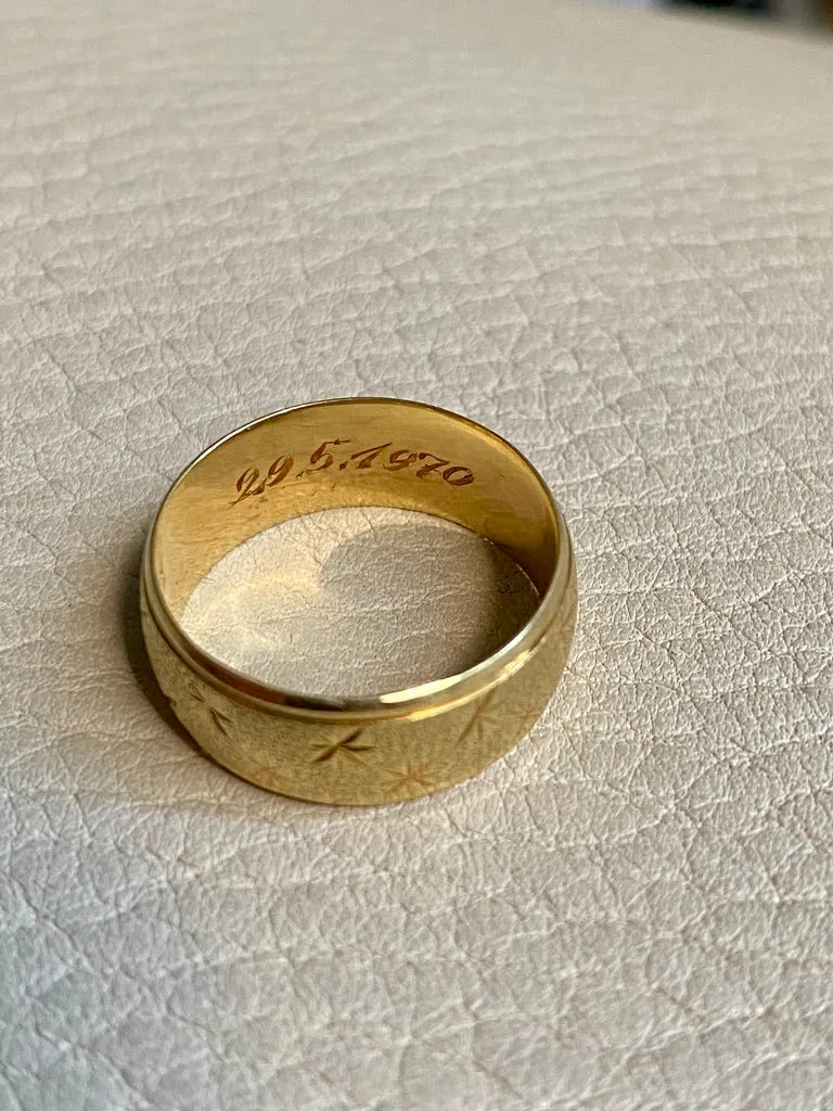 Midcentury Scandinavian vintage - Star etched 18k gold band ring
