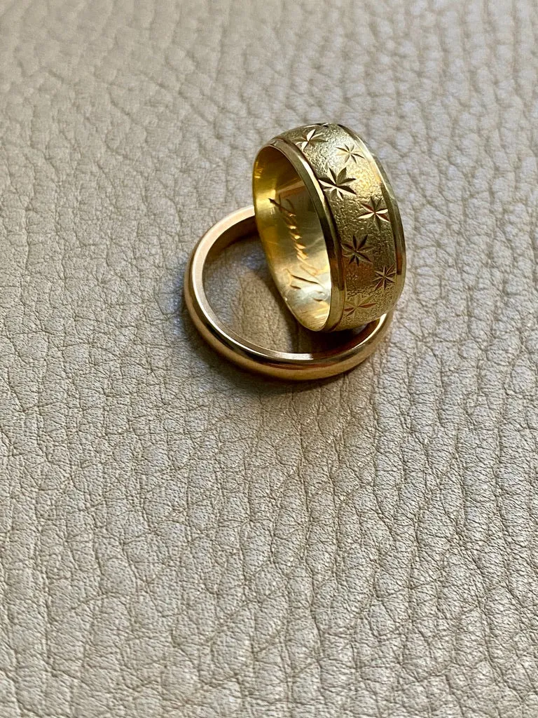 Midcentury Scandinavian vintage - Star etched 18k gold band ring