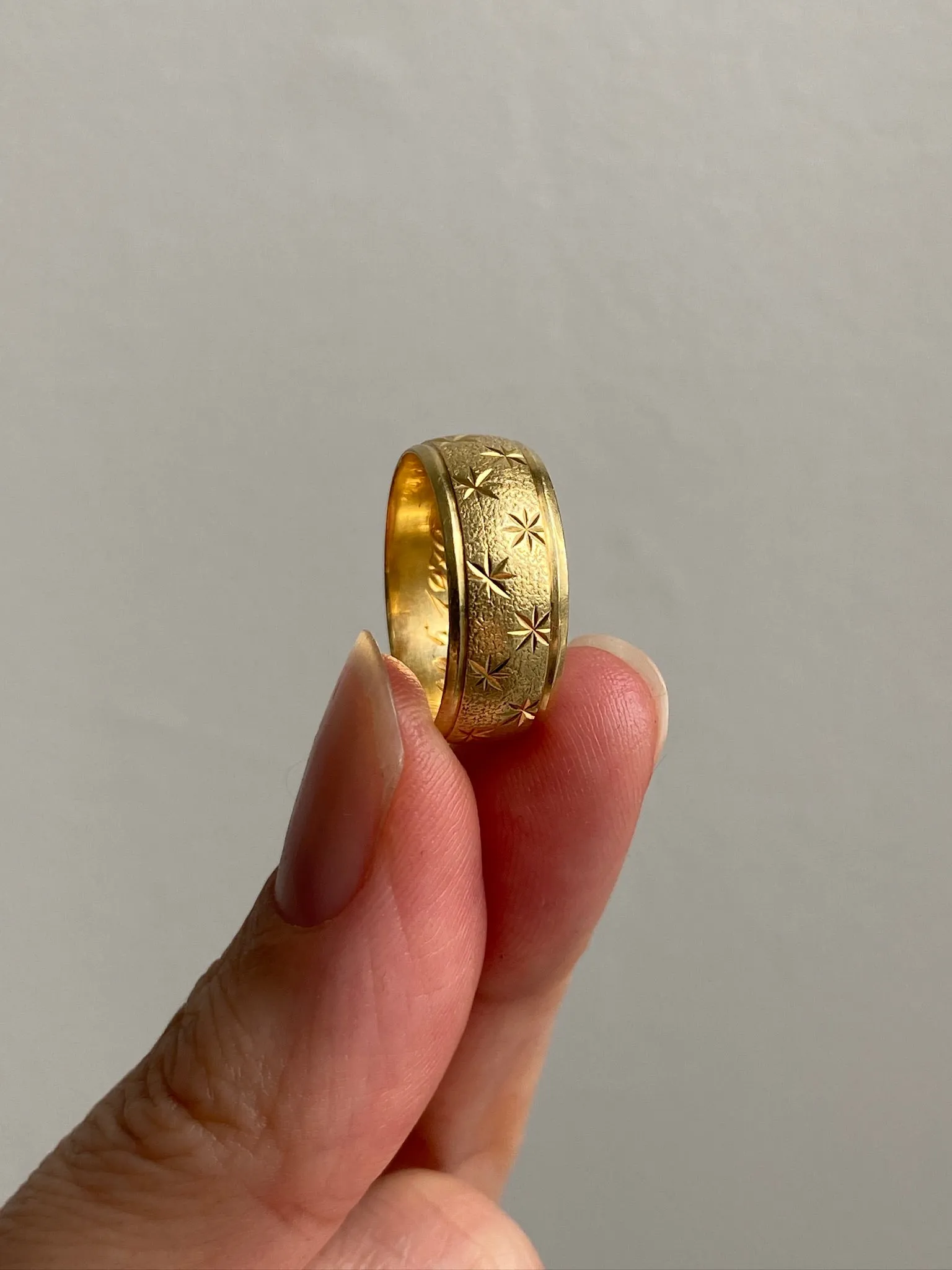 Midcentury Scandinavian vintage - Star etched 18k gold band ring