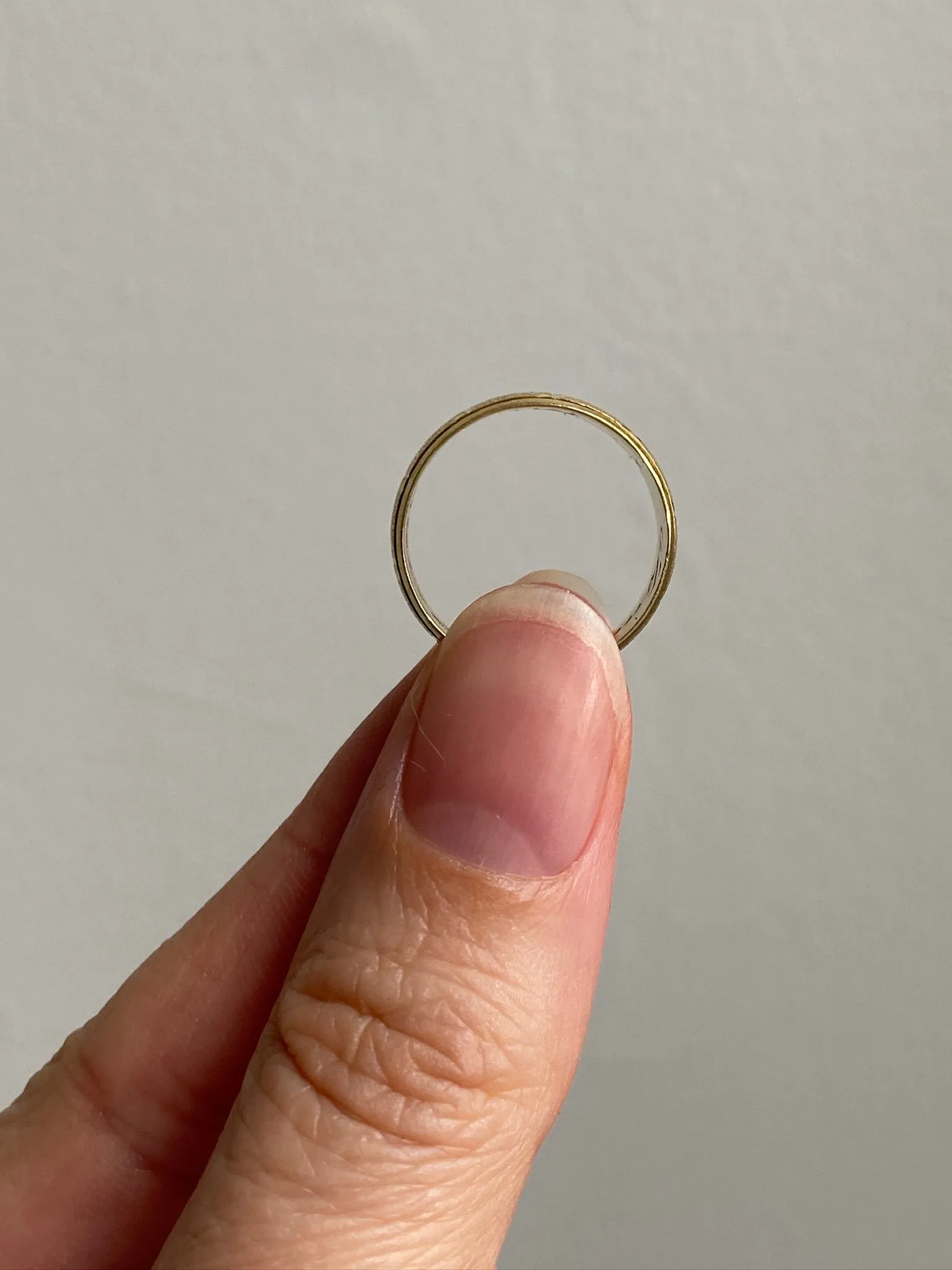 Midcentury Scandinavian vintage - Star etched 18k gold band ring