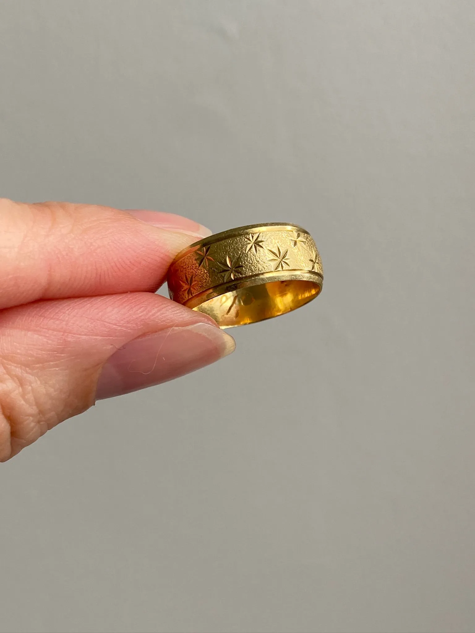 Midcentury Scandinavian vintage - Star etched 18k gold band ring