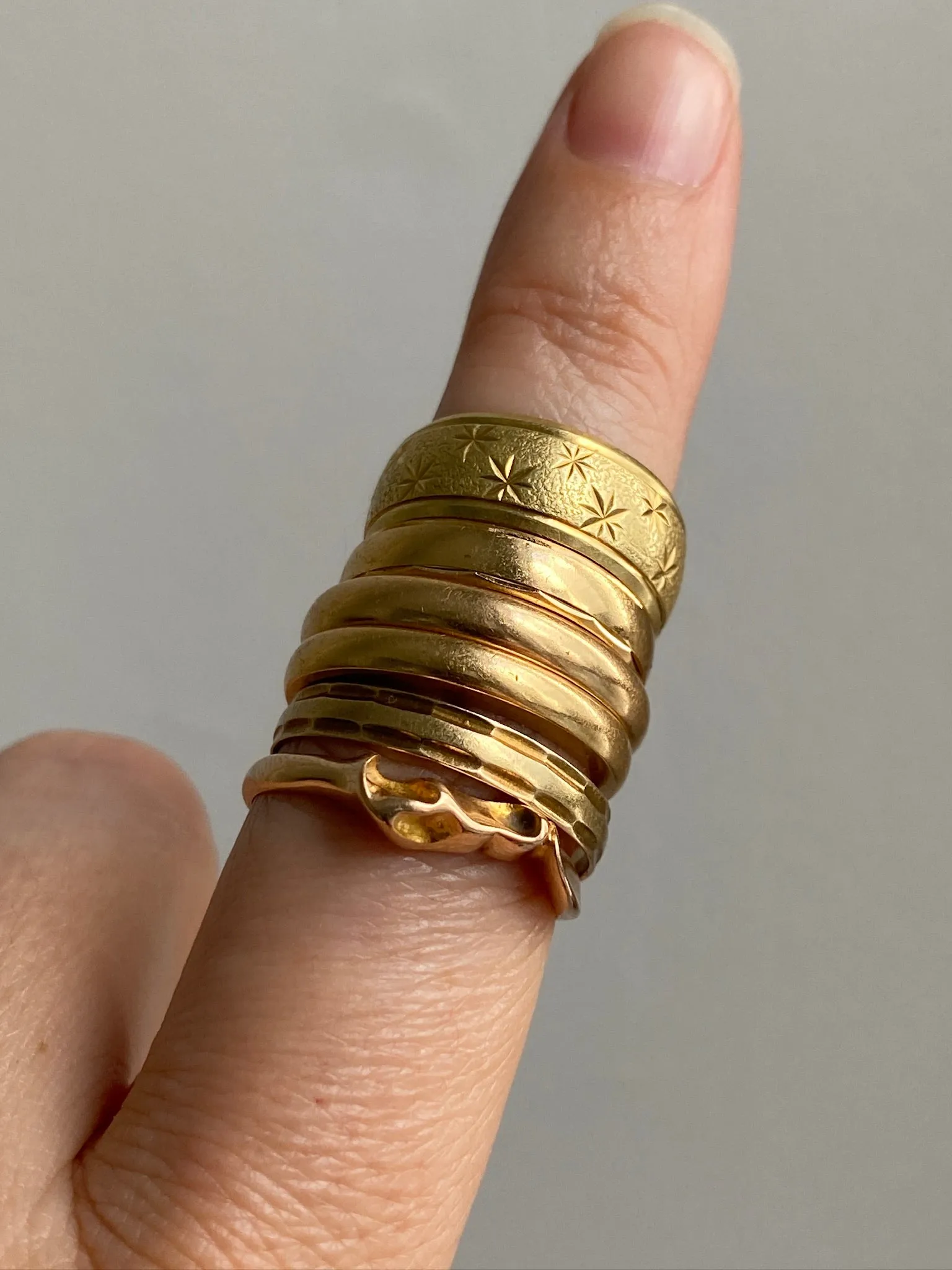 Midcentury Scandinavian vintage - Star etched 18k gold band ring