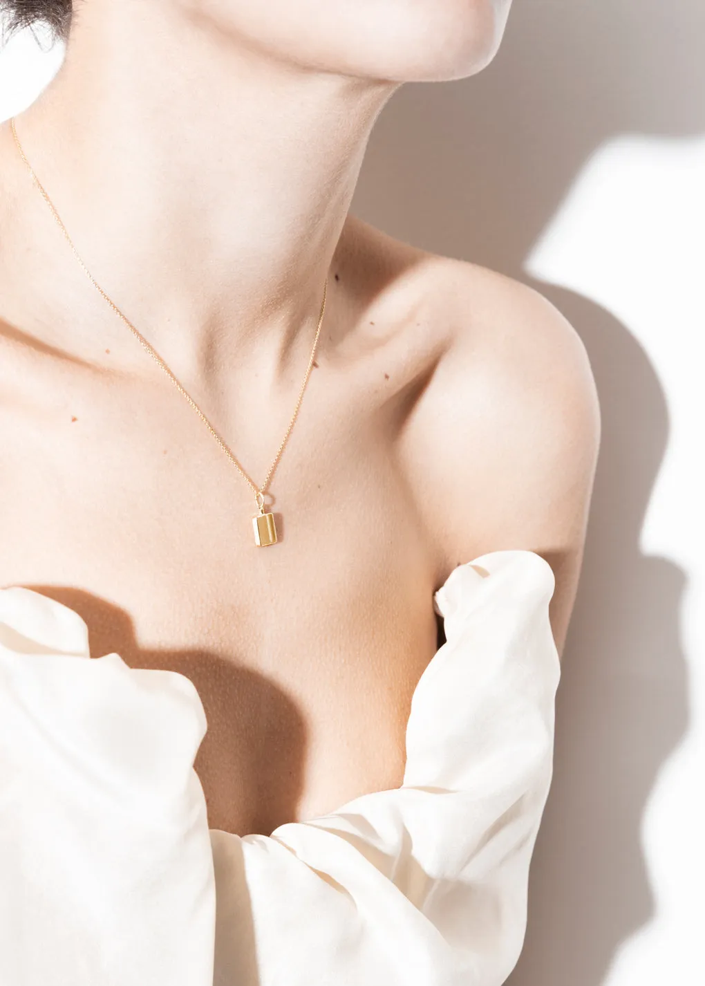 miles necklace 18k