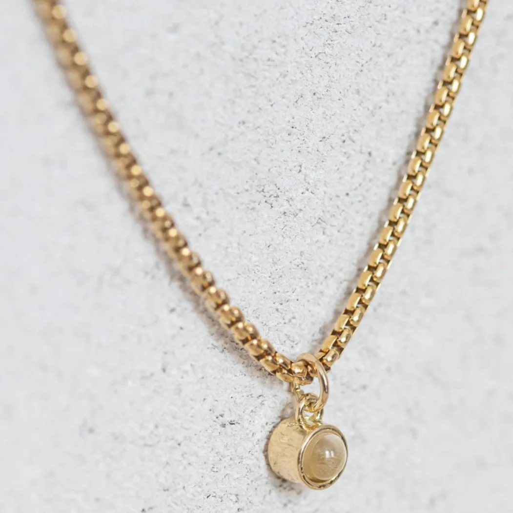 Round projection necklace for men