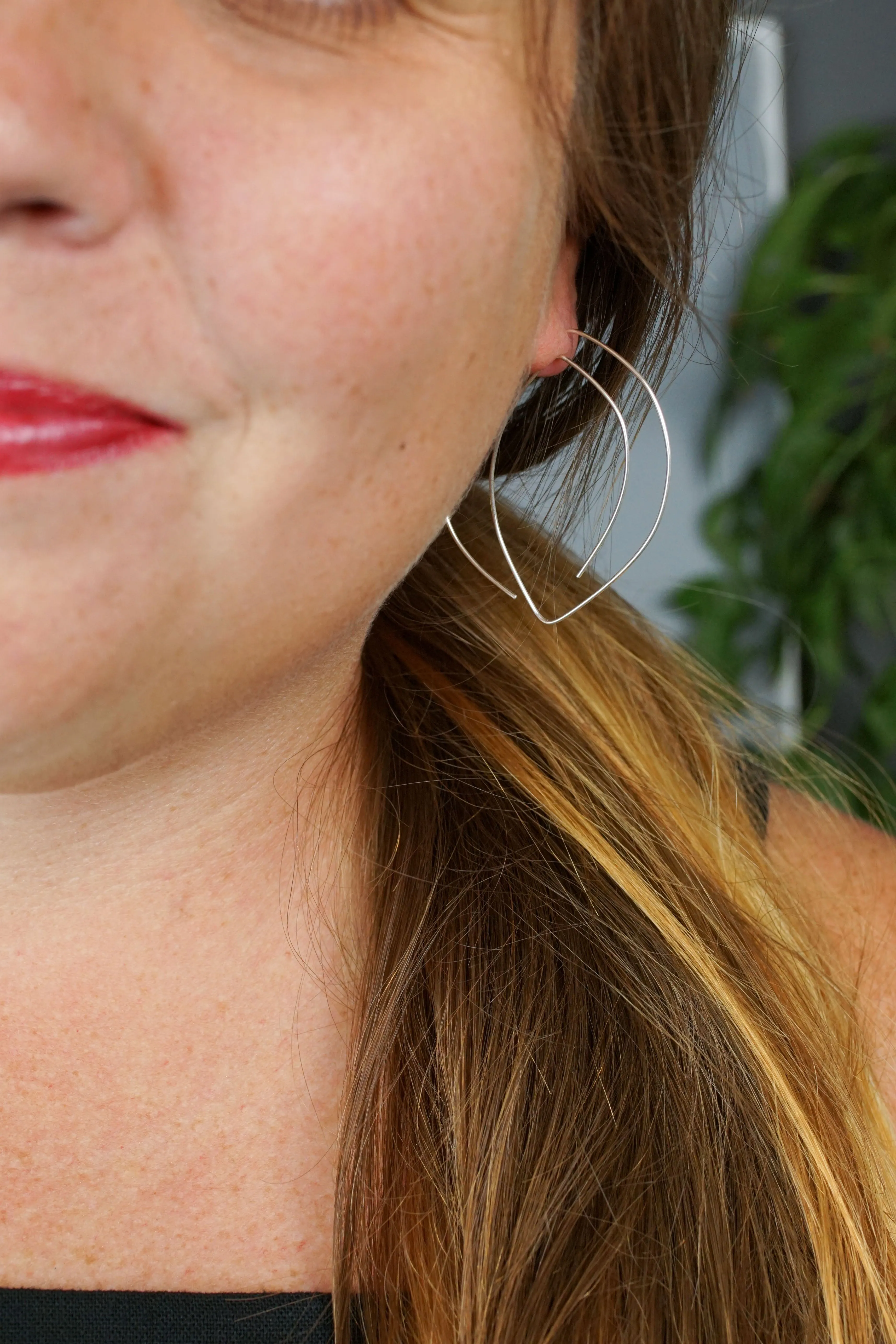 Tete Threader Hoop Earrings in silver or gold-filled